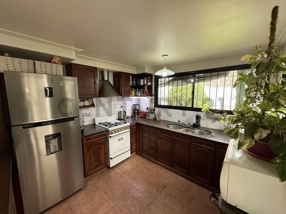 Foto de VENTA CASA 4 AMBIENTES CON GARAGE Y JARDÍN EN BURZACO, imagen 4