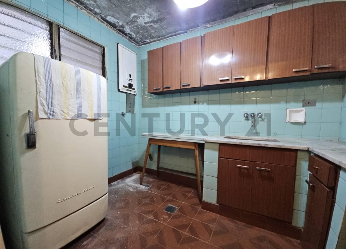 Foto de VENTA DEPTO 4 AMBIENTES CON DEPENDENCIA Y BALCÓN CORRIDO EN CABALLITO, imagen 2