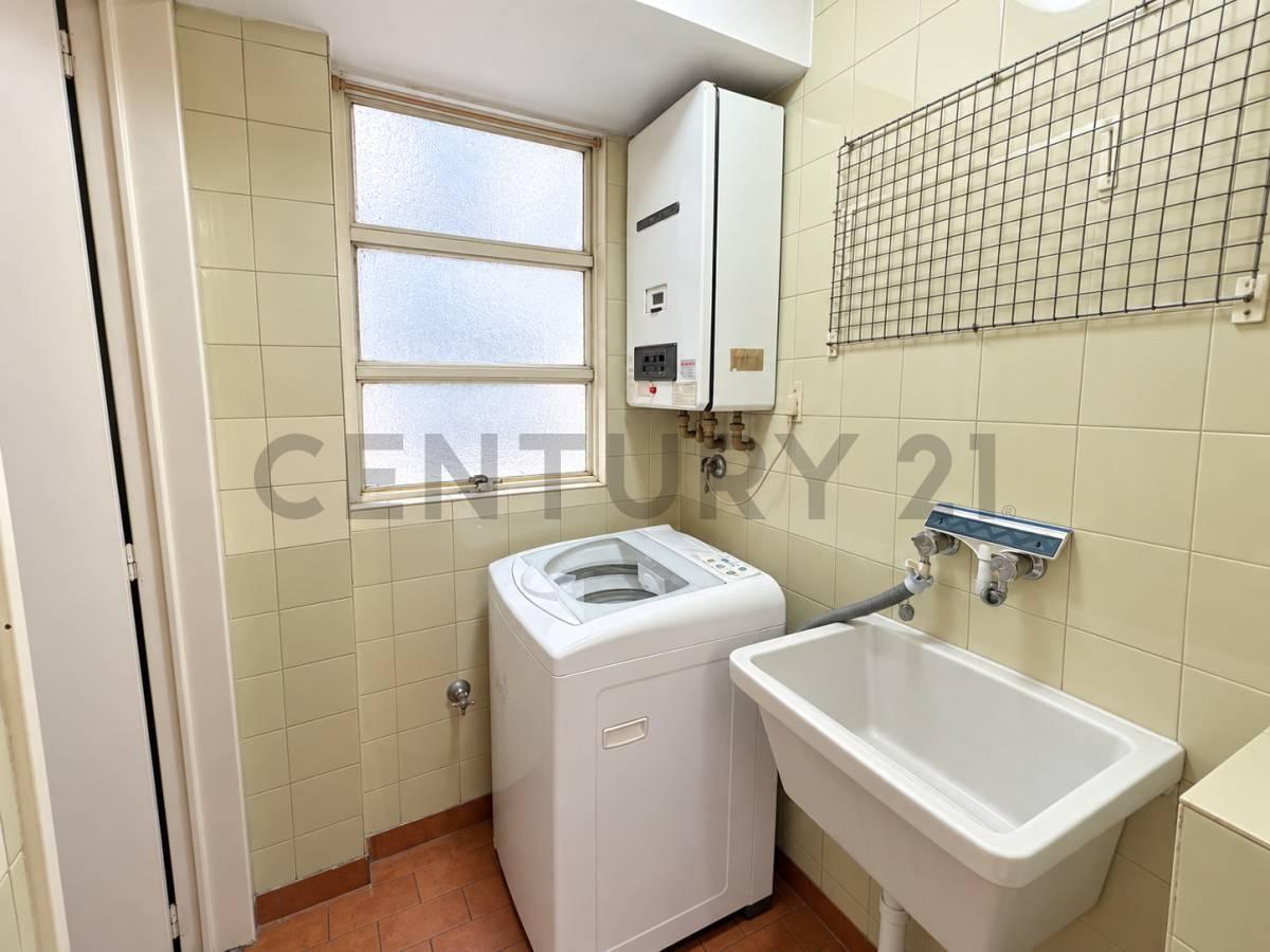 Foto de VENTA DEPARTAMENTO 3 AMBIENTES CON DEPENDENCIA Y COCHERA – BALVANERA, imagen 3