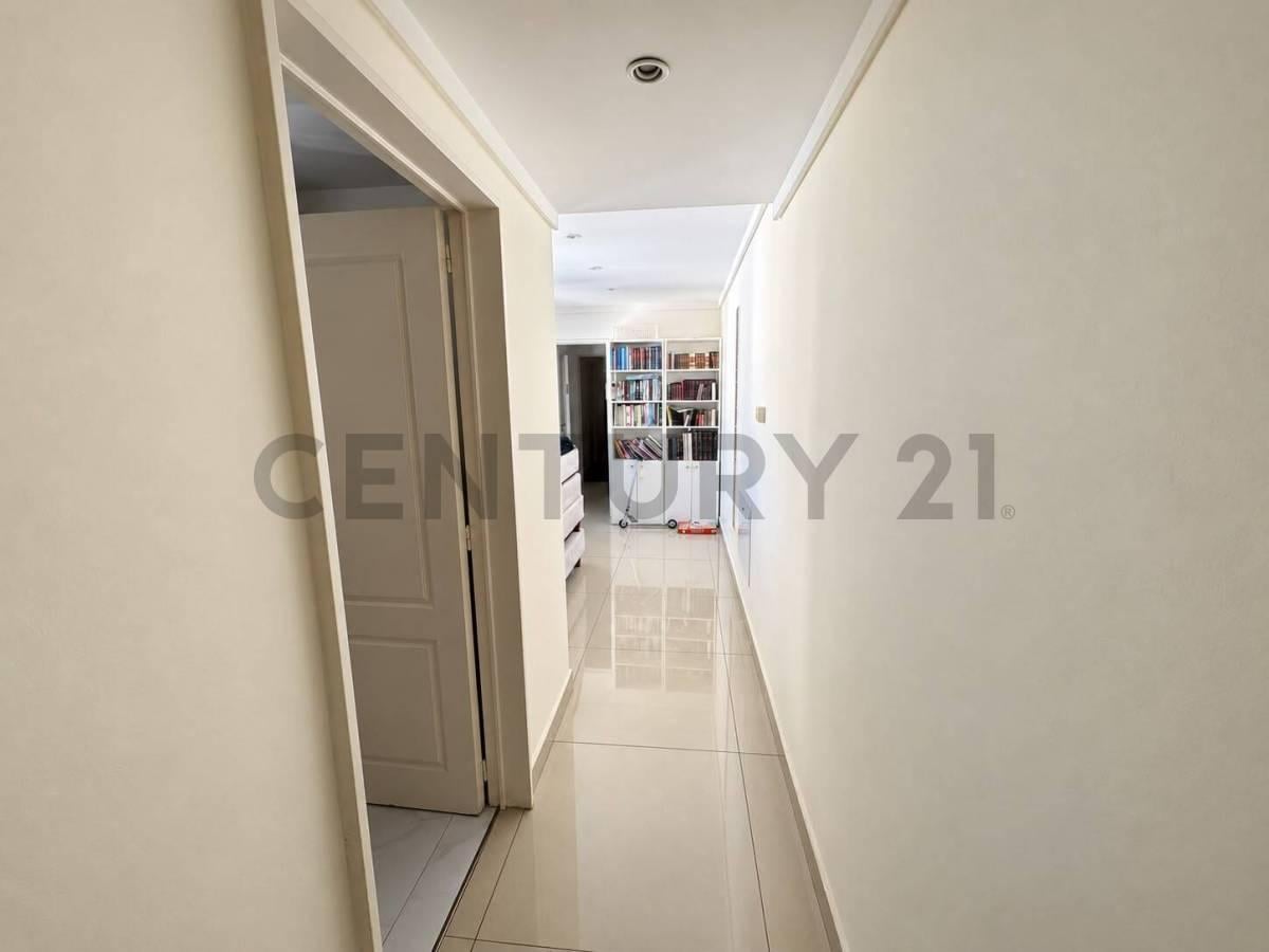 Foto de VENTA DEPARTAMENTO CUATRO AMBIENTES CON, DOBLE COCHERA Y BAULERA, imagen 2