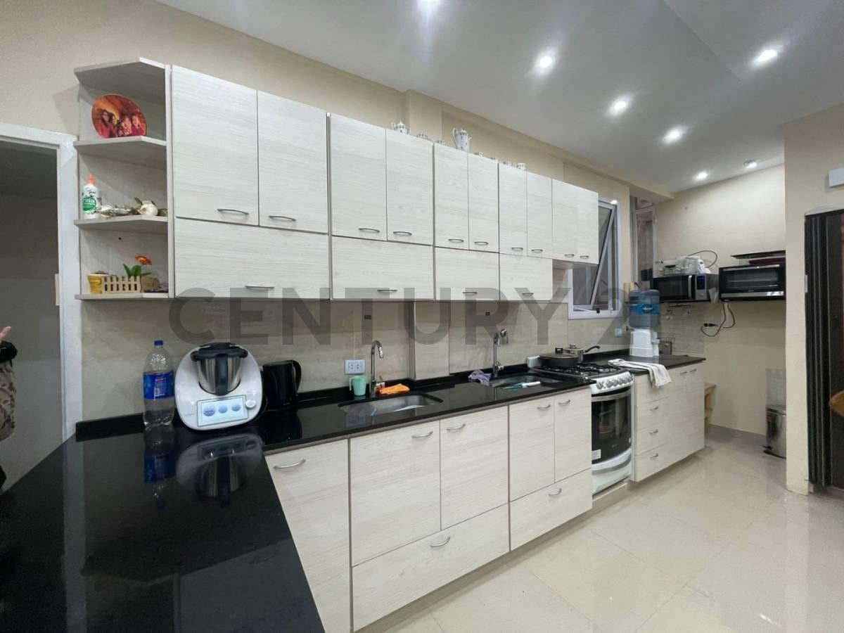 Foto de VENTA&nbsp; 4 AMBIENTES REFACCIONADO A NUEVO METRAJE + 66 M2 totales, imagen 1