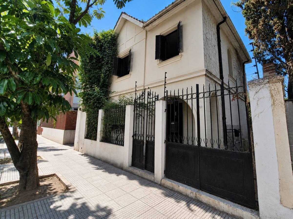Foto de VENTA CASA SOBRE LOTE PROPIO CON JARDÍN, TERRAZA Y GRAN POTENCIAL DE, imagen 2