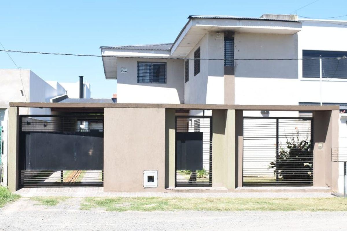 Casa con 450 m² en venta con 3 dormitorios en Manuel B Gonnet