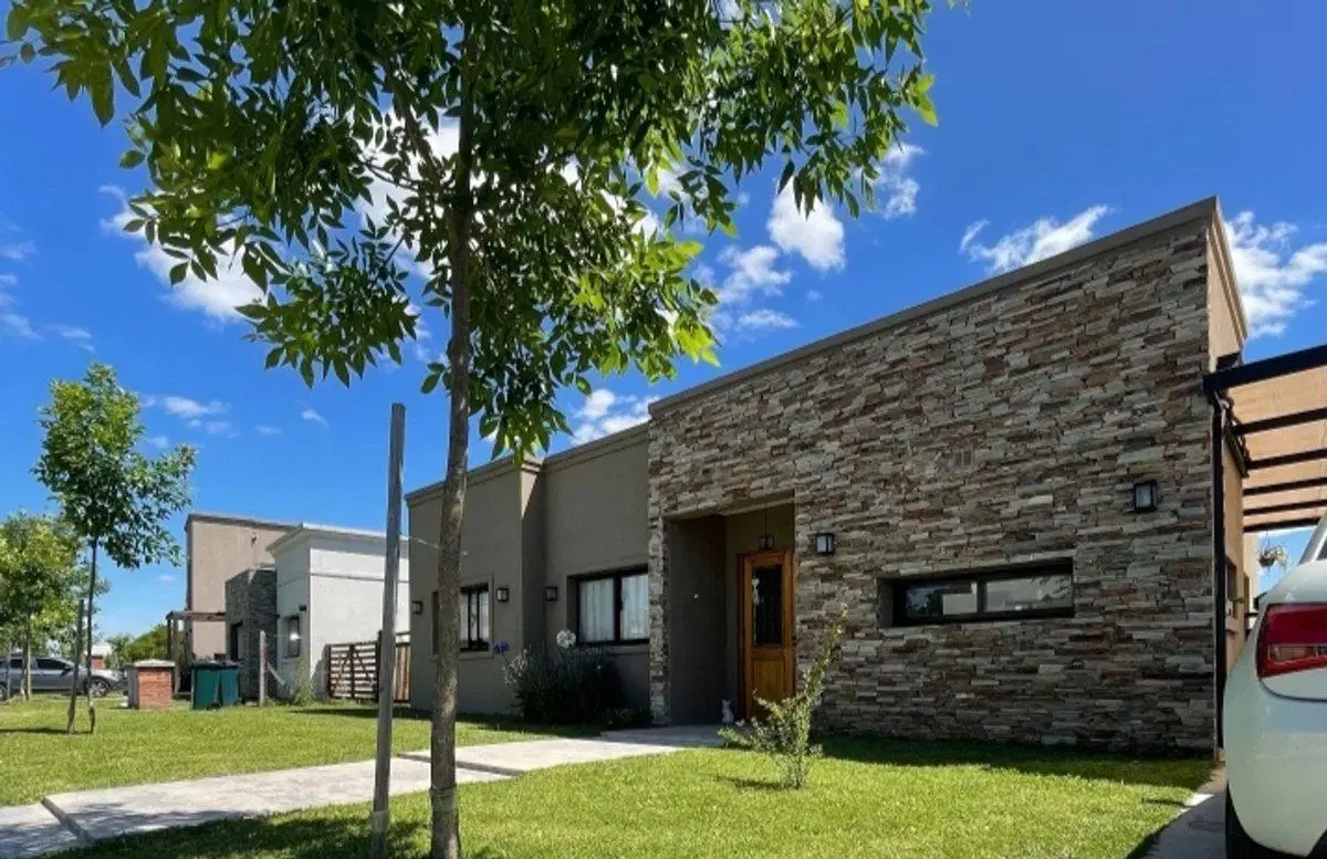 Venta impecable casa Barrio Santa Lucia Pilar 3