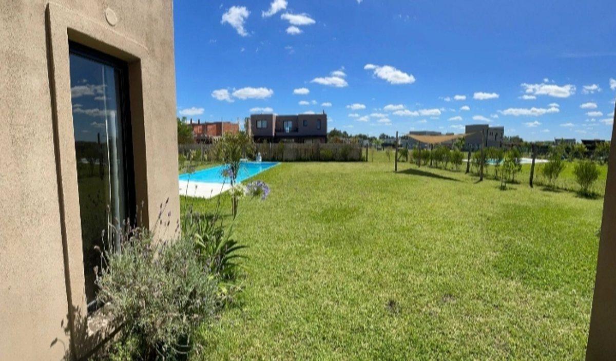 Venta impecable casa Barrio Santa Lucia Pilar