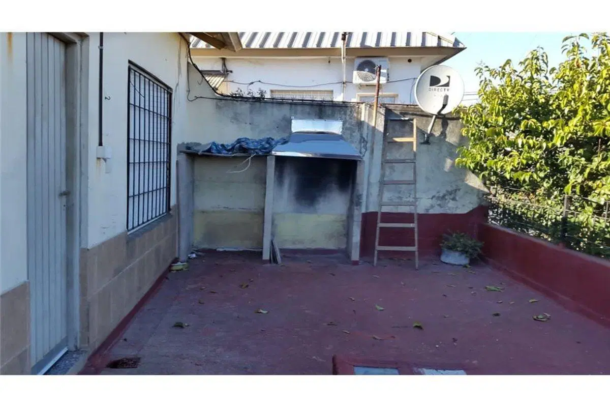 Venta PH 3 ambientes en Bernal con patio terraza 2