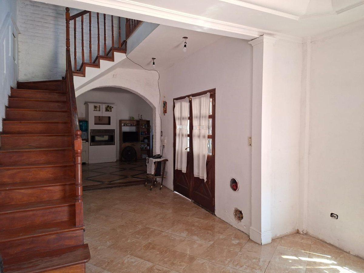CASA 4 AMB EN VENTA HURLINGHAM CON PARQUE