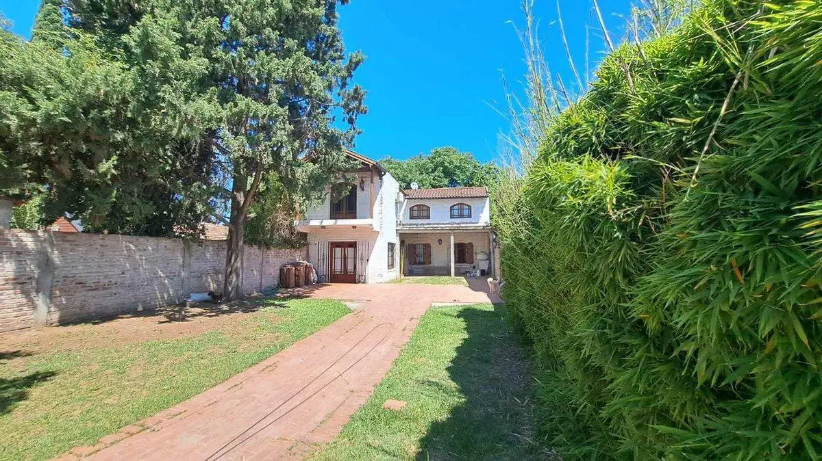 CASA 4 AMB EN VENTA HURLINGHAM CON PARQUE 5