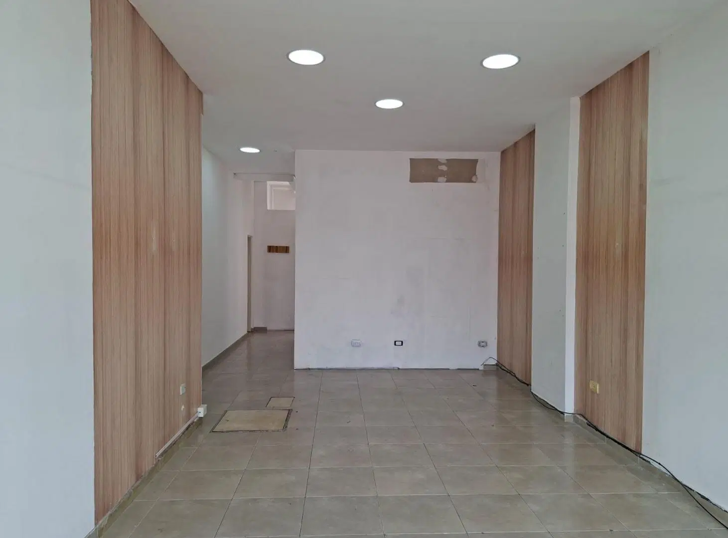 LOCAL EN ALQUILER EN RAMOS MEJIA CON BAÑO Y JARDIN 2