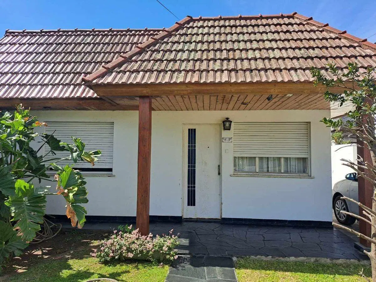 CASA EN VENTA MORÓN 4 AMB JARDÍN QUINCHO Y COCHERA 2