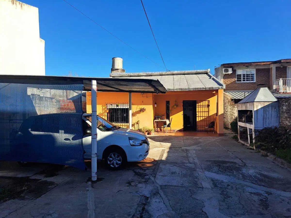 CASA 3 AMB EN VENTA EN CASTELAR CON GRAN TERRENO 3