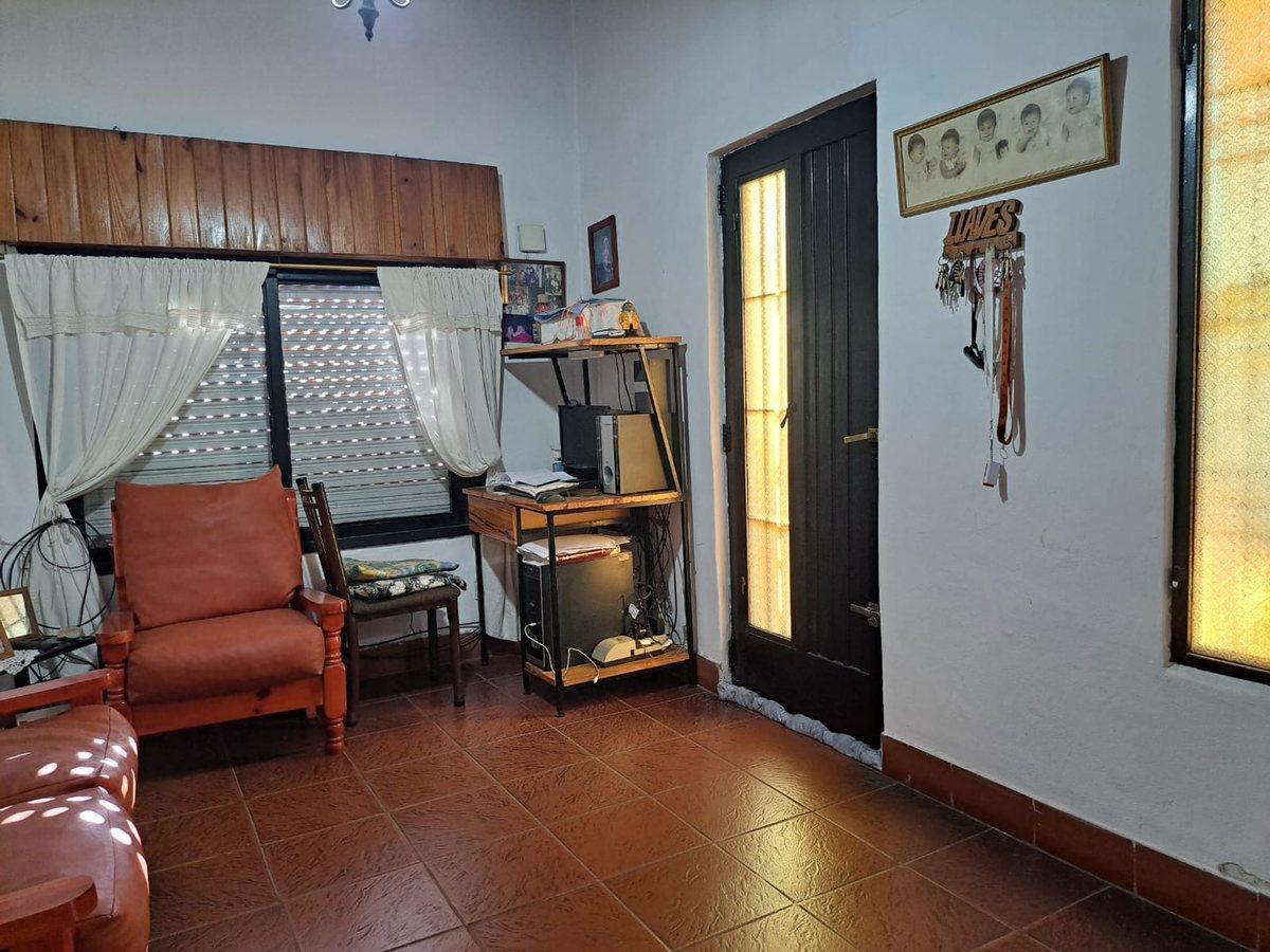 CASA 3 AMB EN VENTA EN CASTELAR CON GRAN TERRENO
