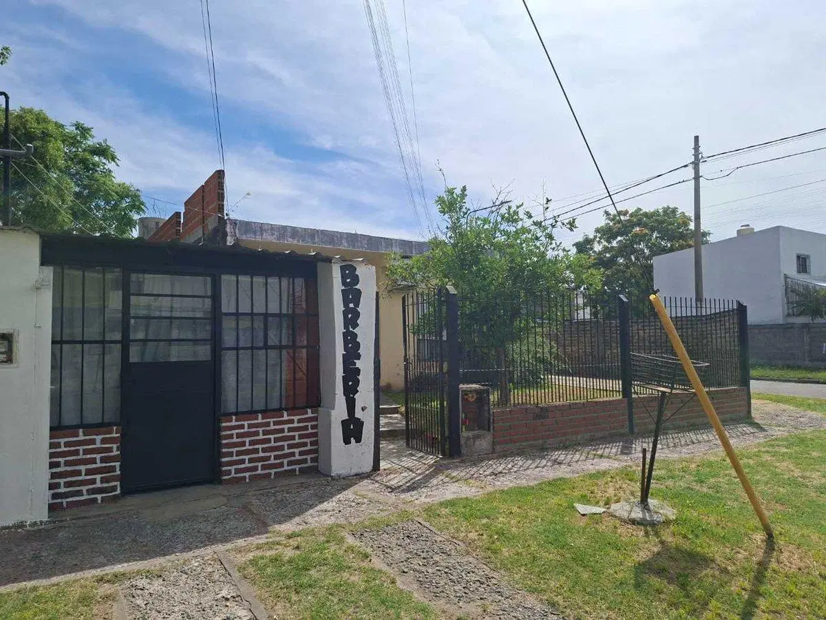 CASA 3 AMB EN VENTA EN VILLA TESEI EN ESQUINA 5