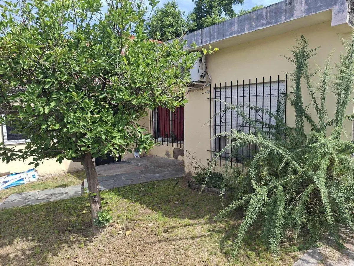 CASA 3 AMB EN VENTA EN VILLA TESEI EN ESQUINA 4