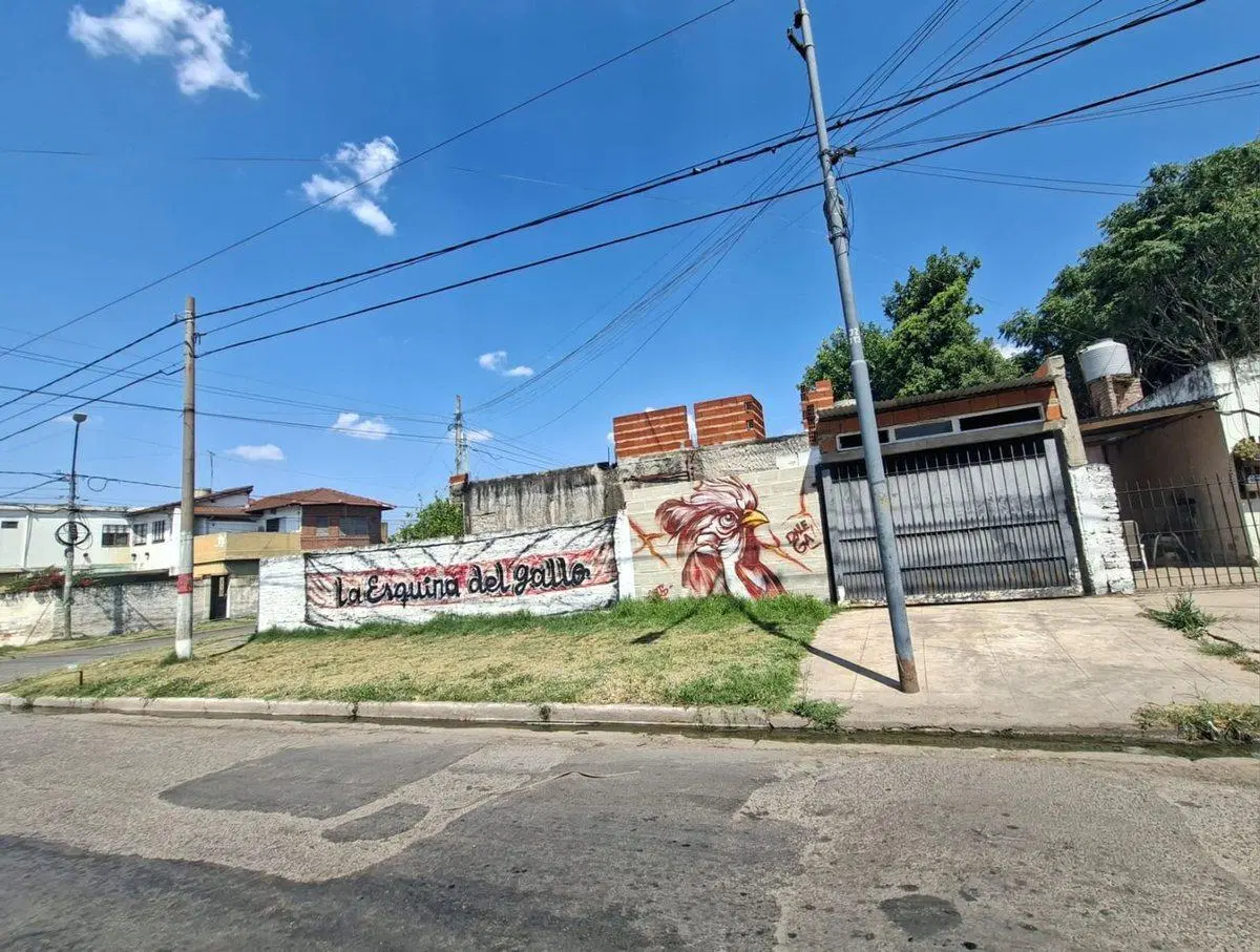CASA 3 AMB EN VENTA EN VILLA TESEI EN ESQUINA 2