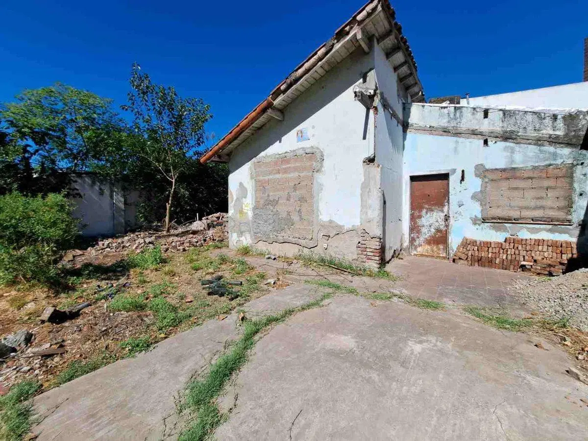 CASA EN VENTA A REFACCIONAR MORENO CENTRO 3