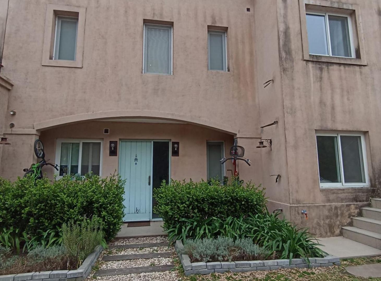 CASA 3 AMB. VENTA CON GALERIA PARRILLA Y PISCINA