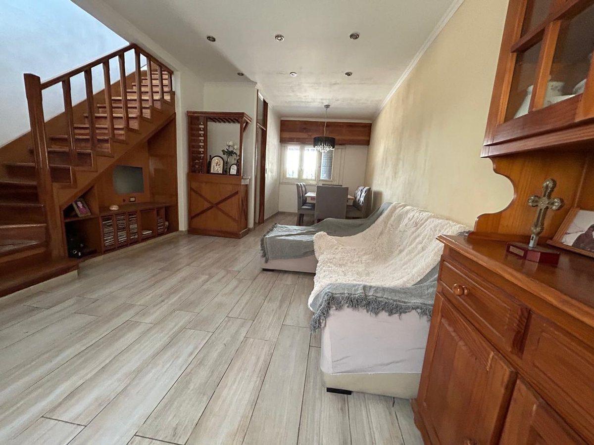 Moderna Casa con Cochera en Venta en Martínez