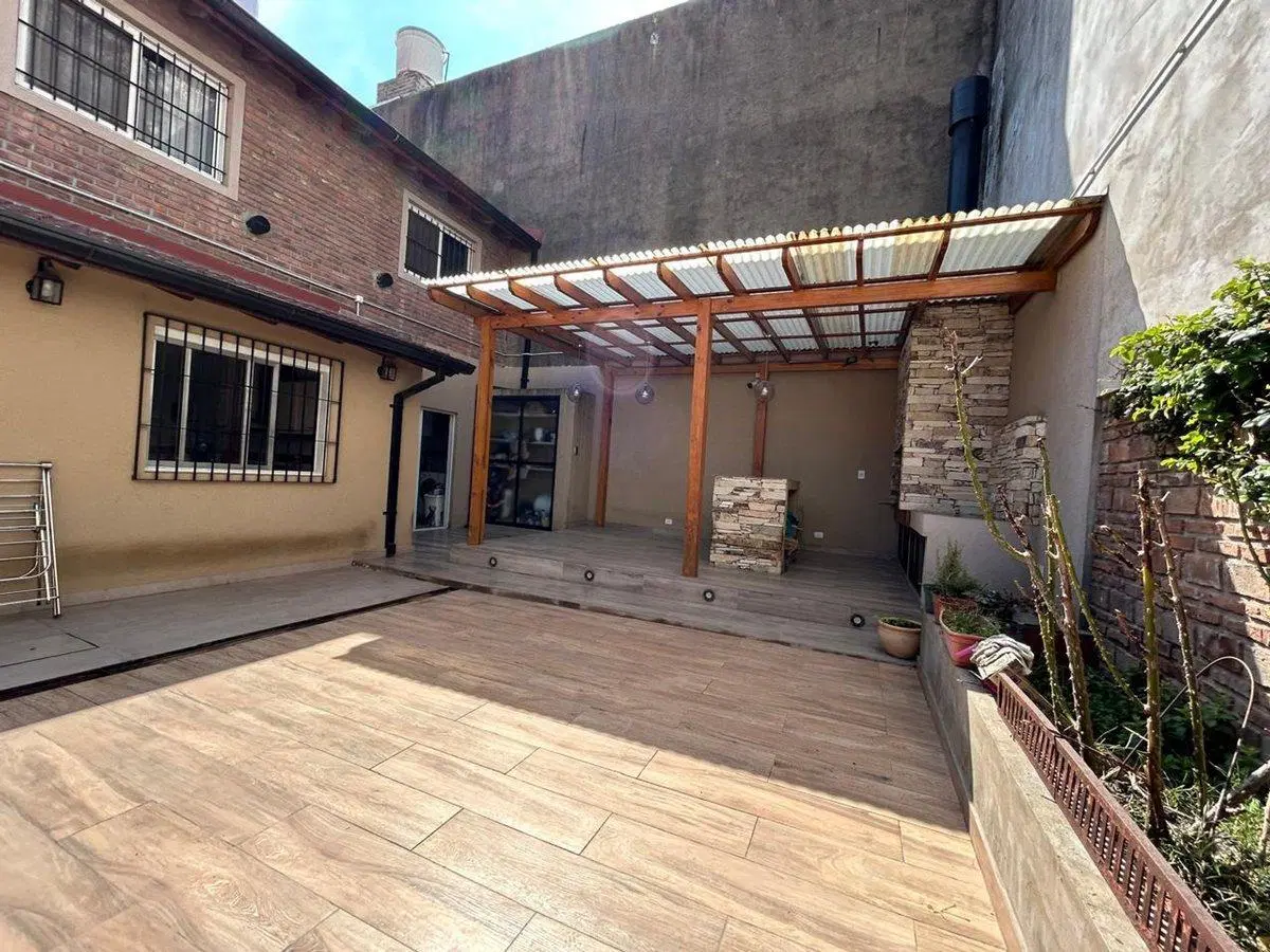 Moderna Casa con Cochera en Venta en Martínez 8