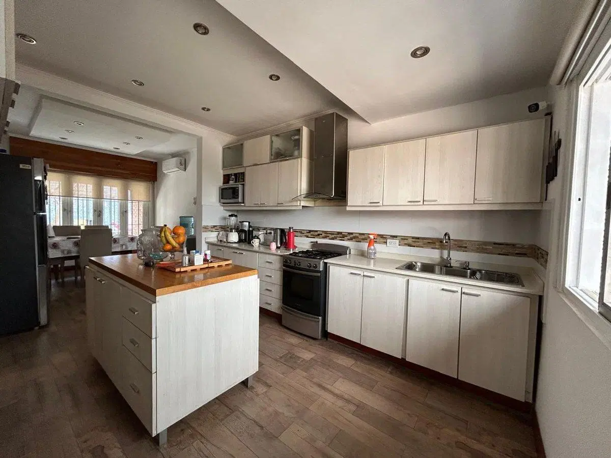 Moderna Casa con Cochera en Venta en Martínez 5
