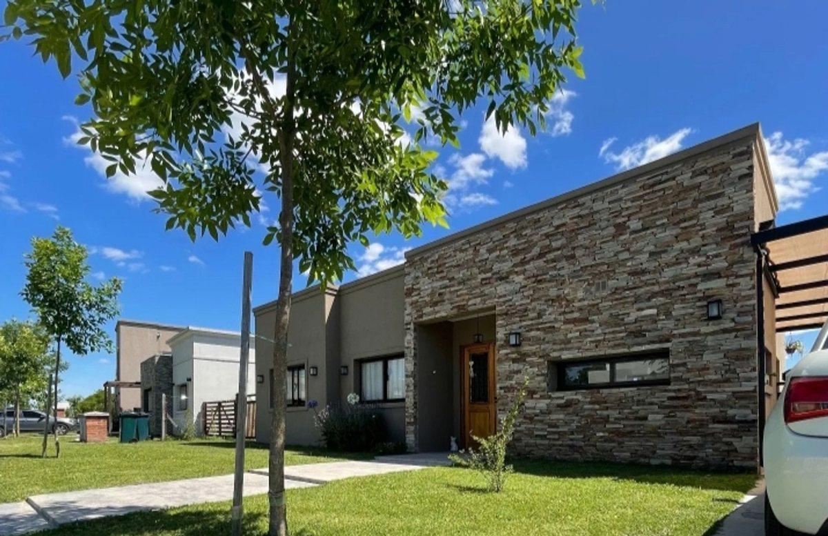 Venta impecable casa Barrio Santa Lucia Pilar