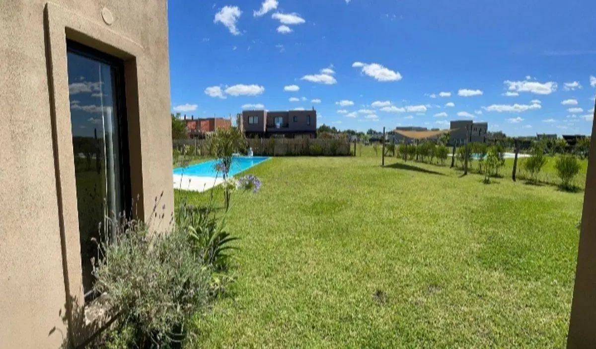 Venta impecable casa Barrio Santa Lucia Pilar 4