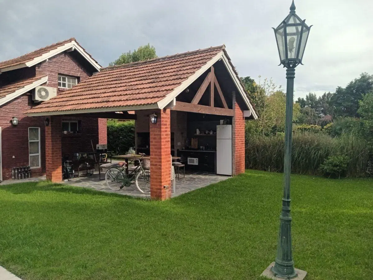 CASA 6 AMB EN VENTA EN PILAR APTO CREDITO C/PILETA 3