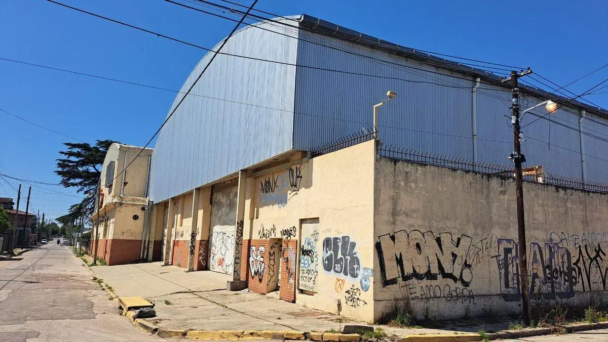 ALQUILER NAVE INDUSTRIAL MERLO OFIC SAL.  3 CALLES 2
