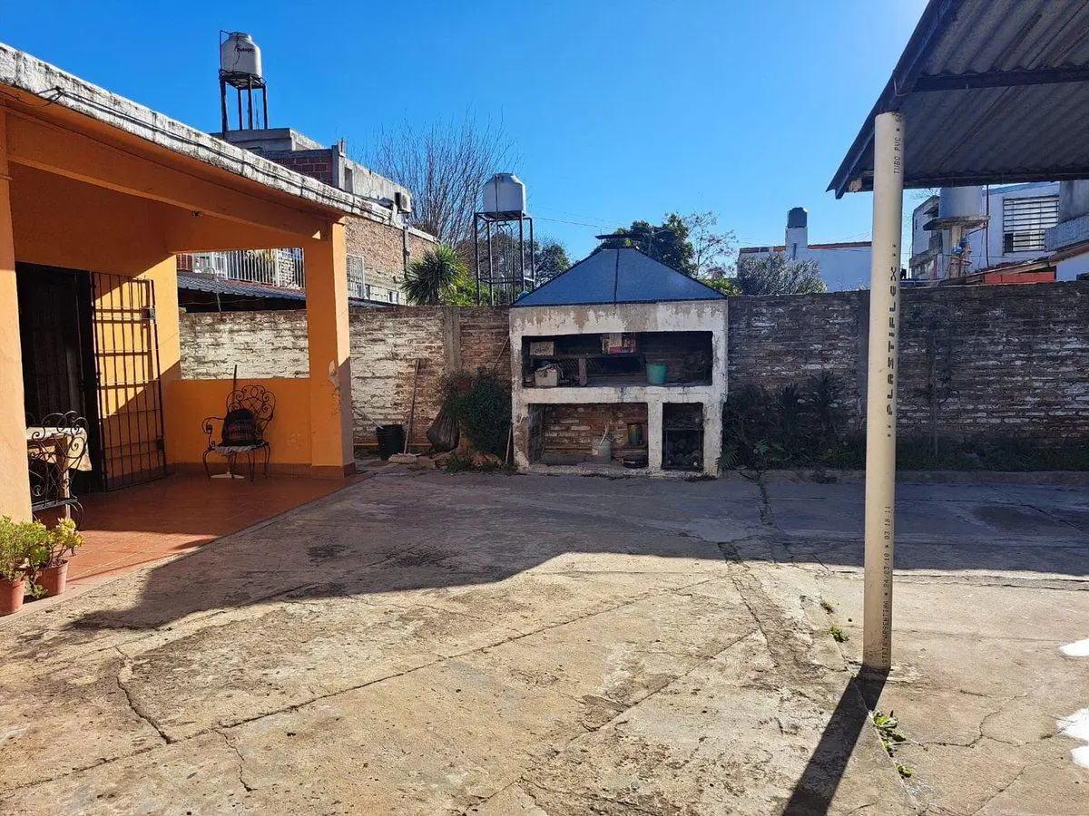CASA 3 AMB EN VENTA EN CASTELAR CON GRAN TERRENO 4