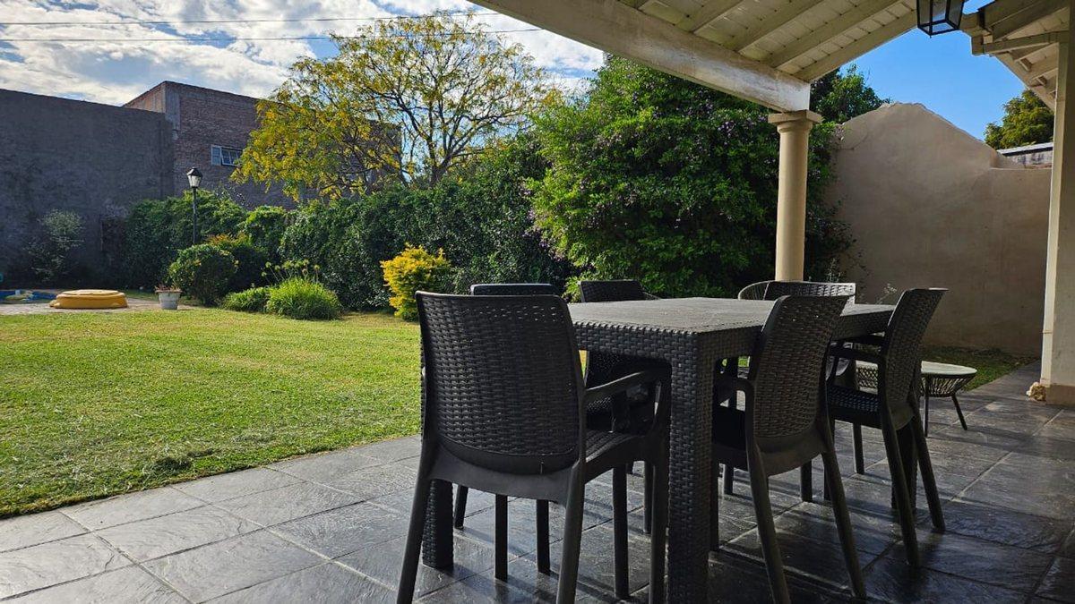 Foto de VENTA CASA 6 amb. gran jardín y pileta en Lincoln, imagen 2