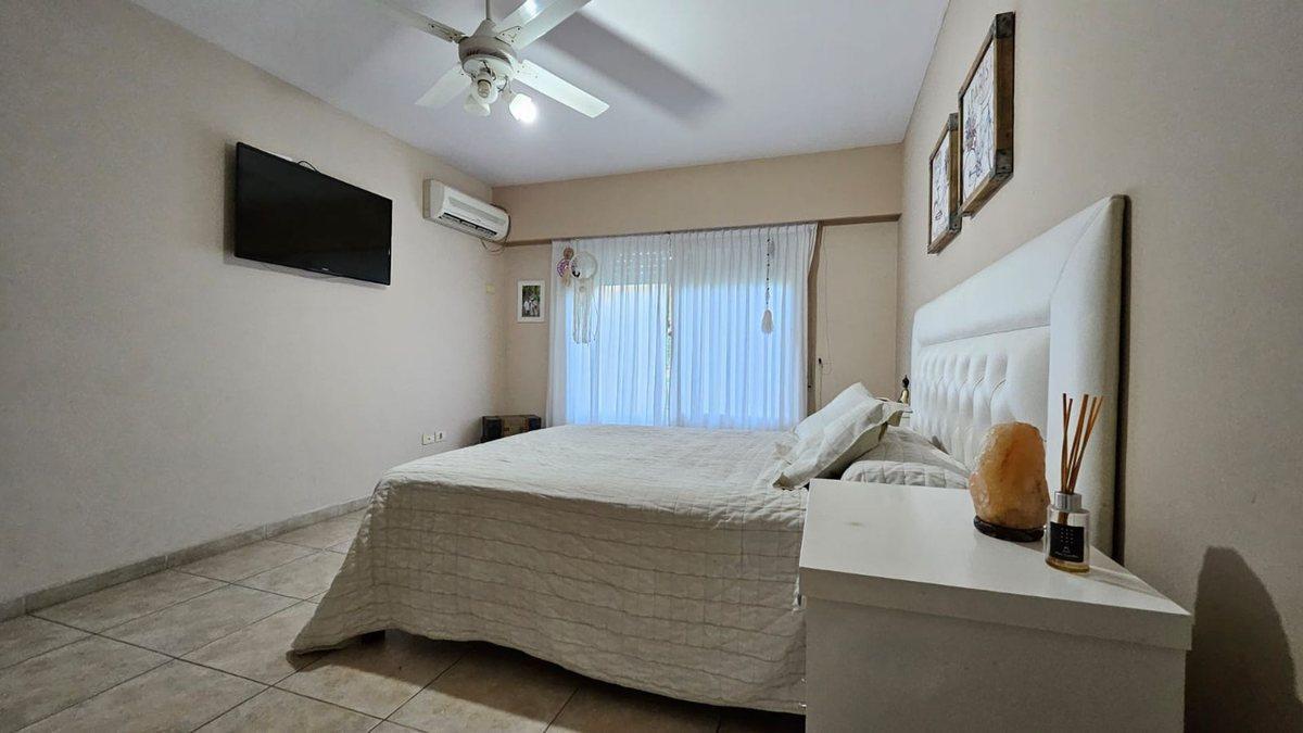Foto de VENTA CASA 6 amb. gran jardín y pileta en Lincoln, imagen 1