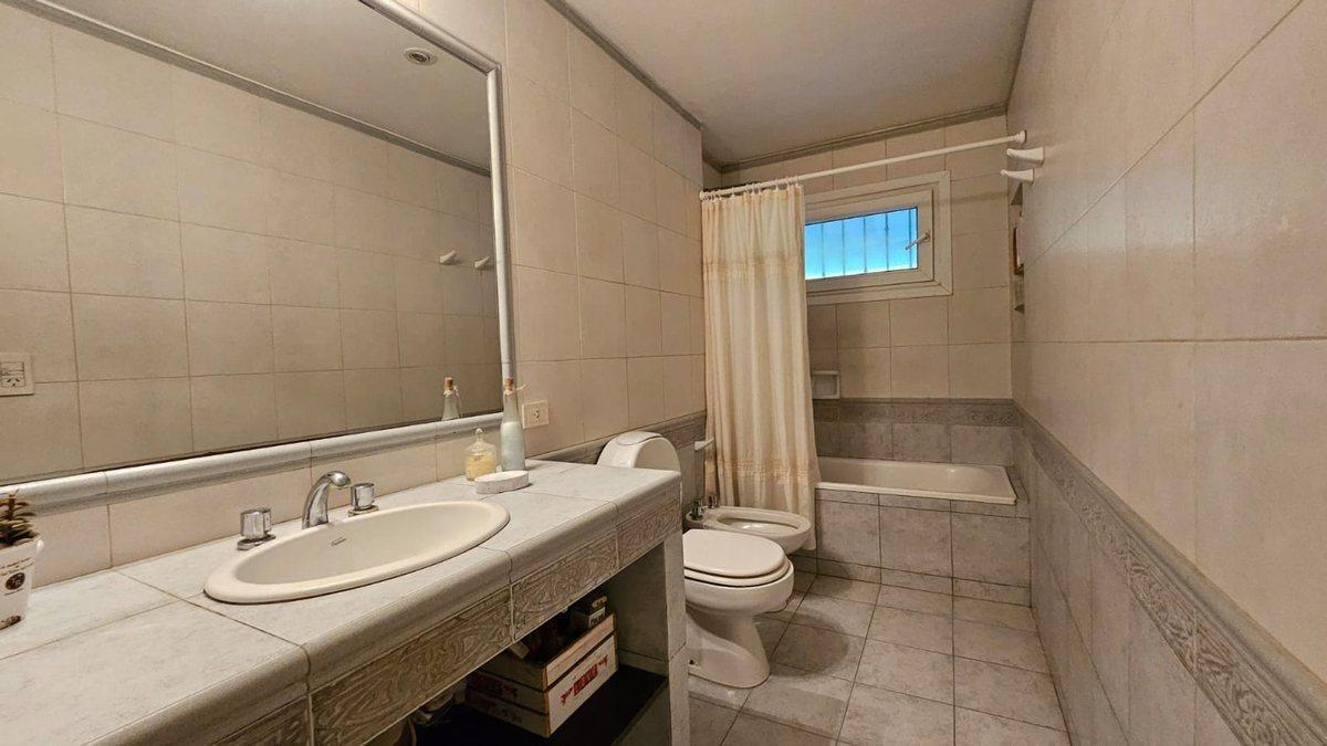 Foto de VENTA CASA 6 amb. gran jardín y pileta en Lincoln, imagen 5