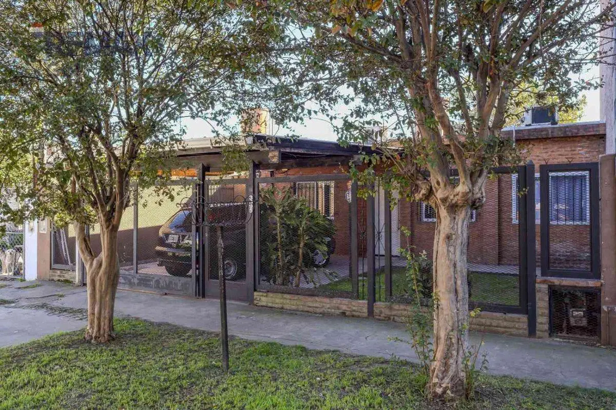Venta casa 3 Amb Jardin Quincho Lote Propio 5