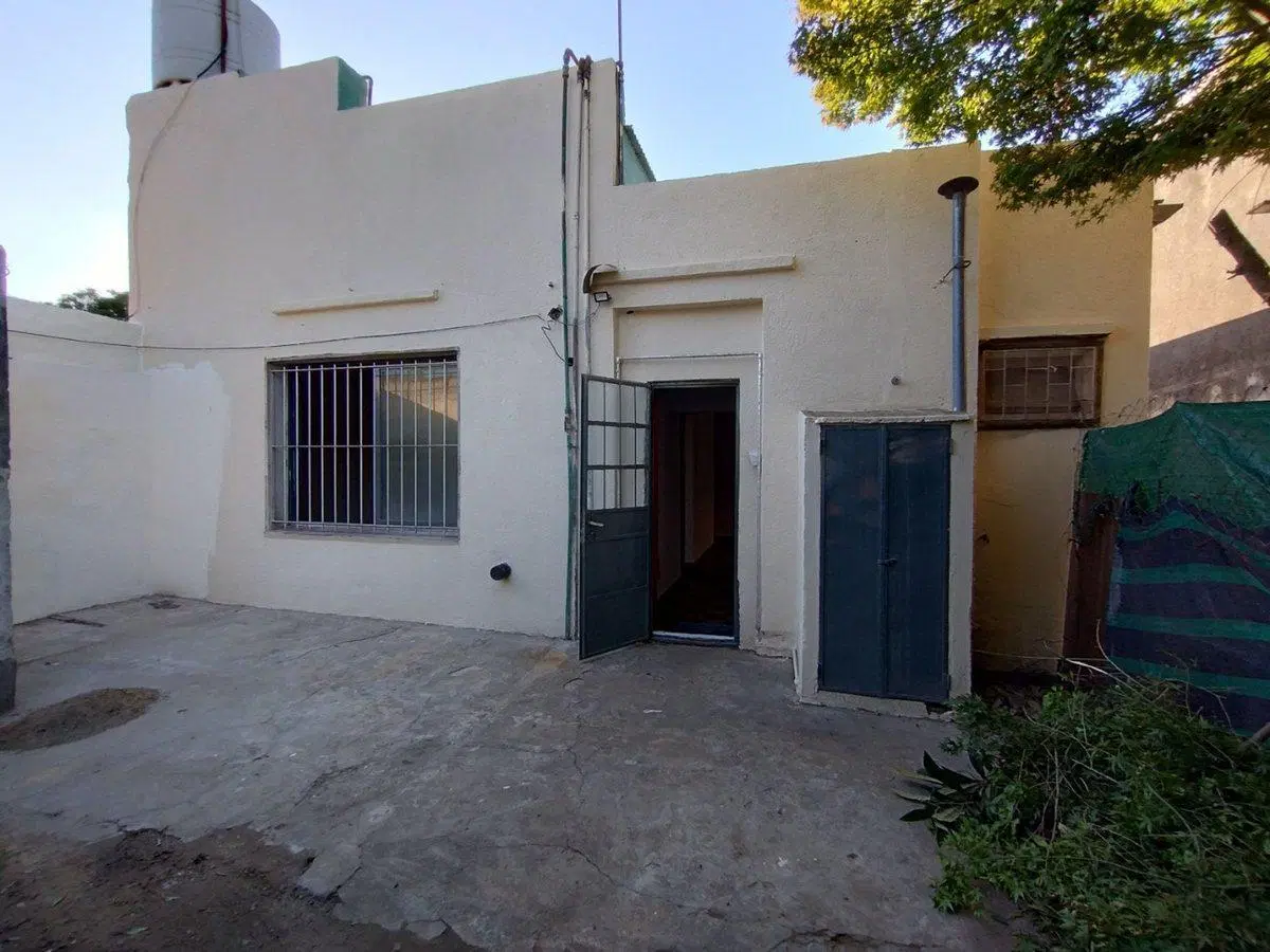 VENTA DE CASA MULTIFAMILIAR C/ LOCALES AL FRENTE 8
