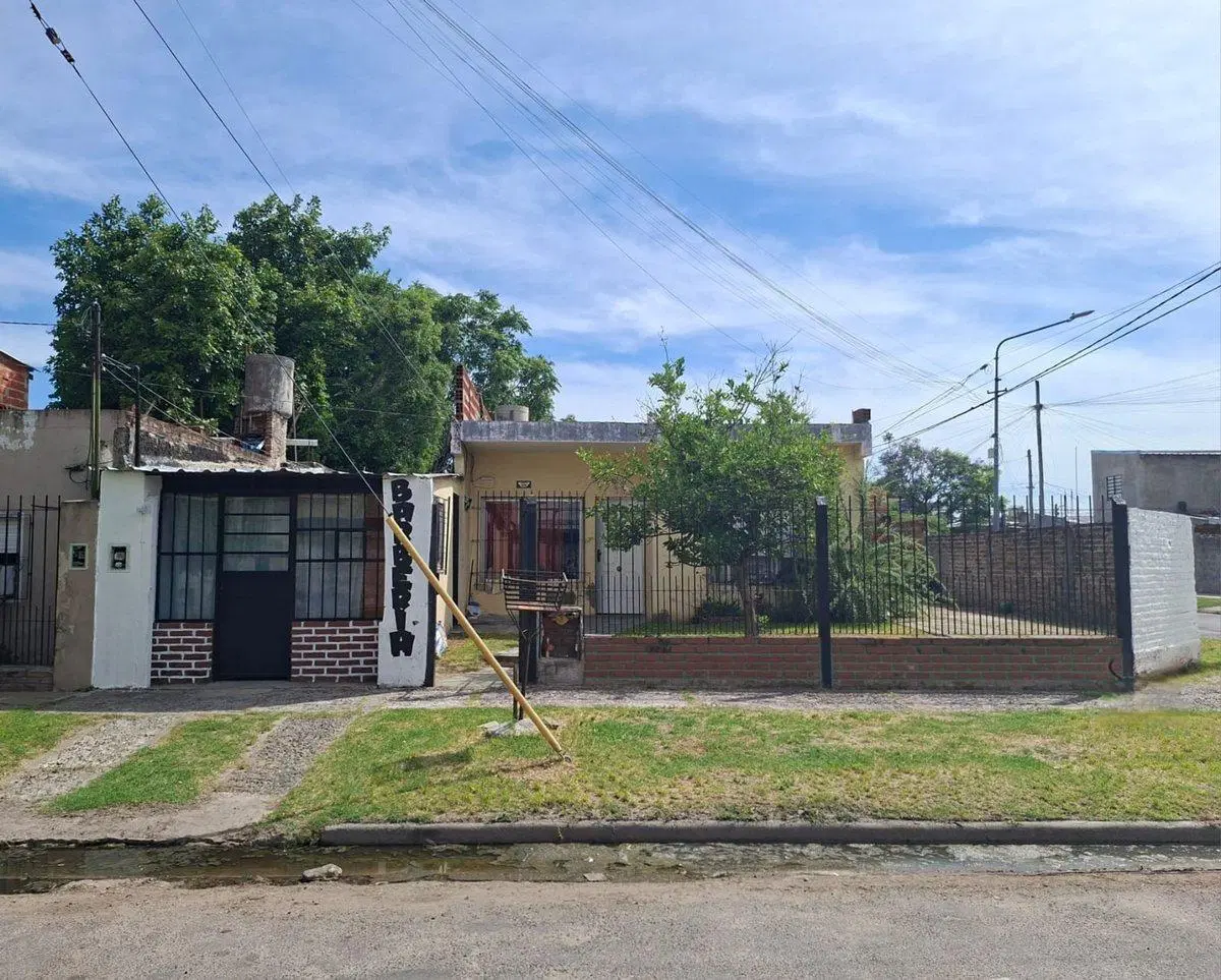 CASA 3 AMB EN VENTA EN HURLINGHAM EN ESQUINA 1