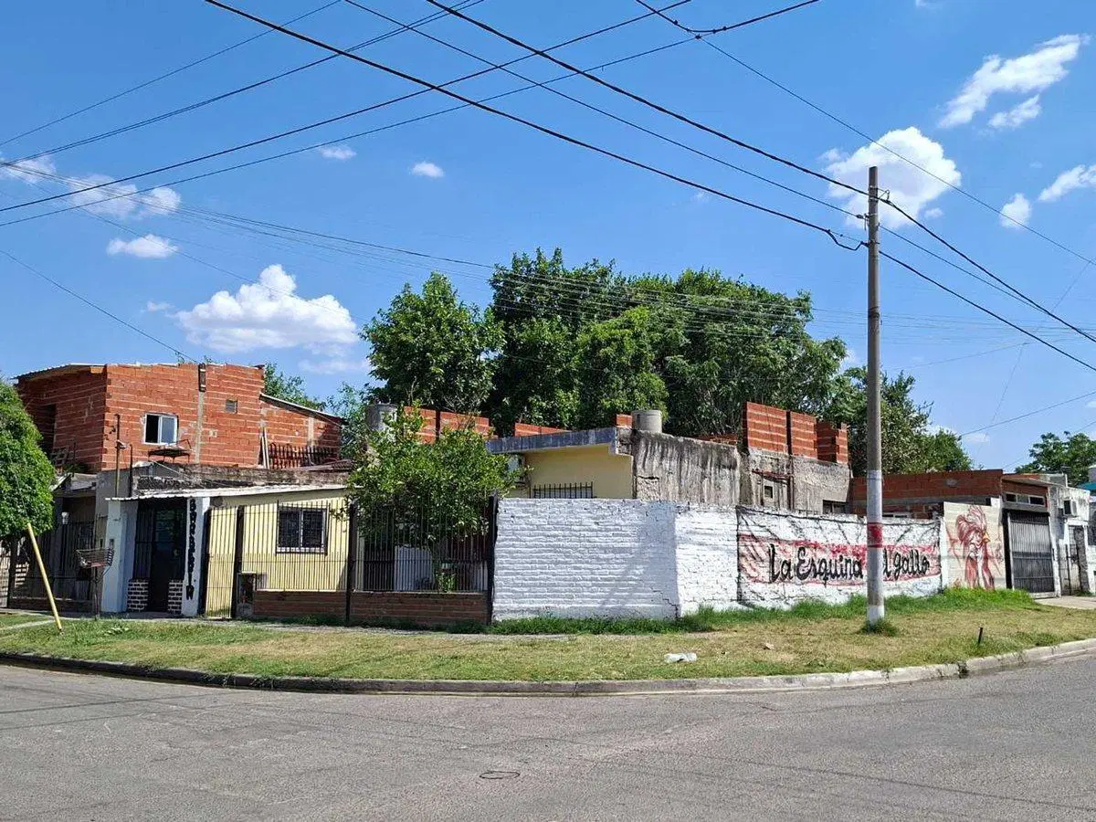 CASA 3 AMB EN VENTA EN HURLINGHAM EN ESQUINA 2