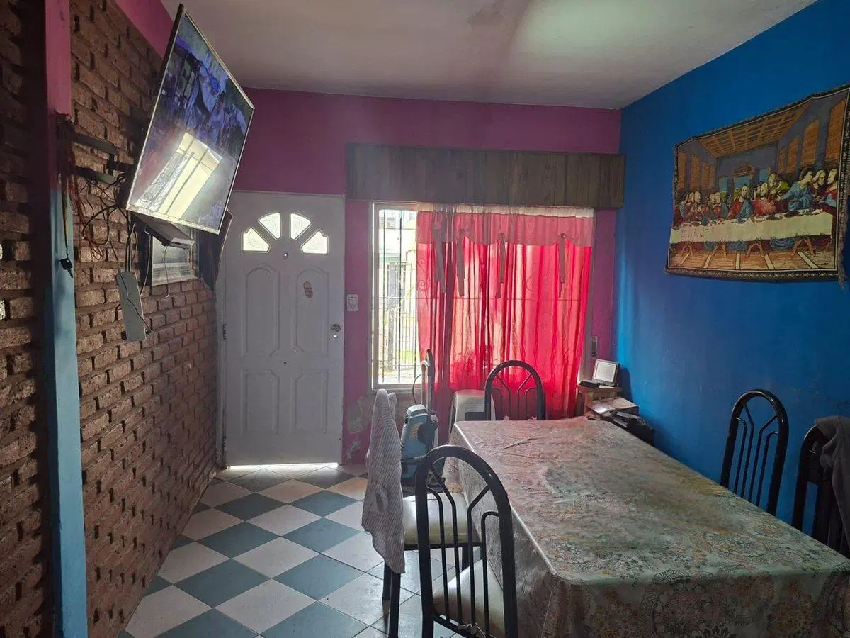 CASA 3 AMB EN VENTA EN HURLINGHAM EN ESQUINA 5