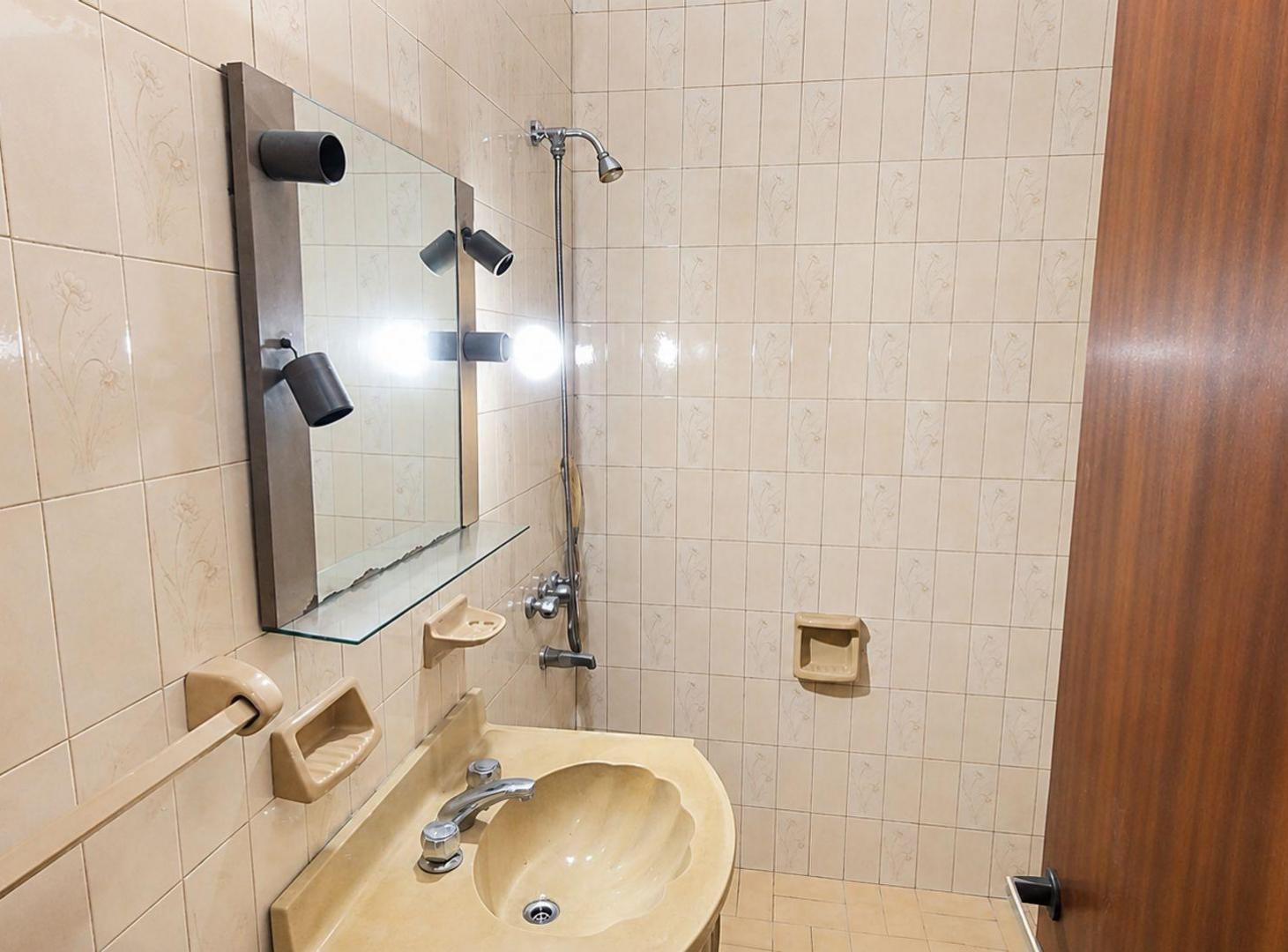 Foto de CASA 4 AMB EN VENTA VILLA ADELINA JARDIN PILETA, imagen 3