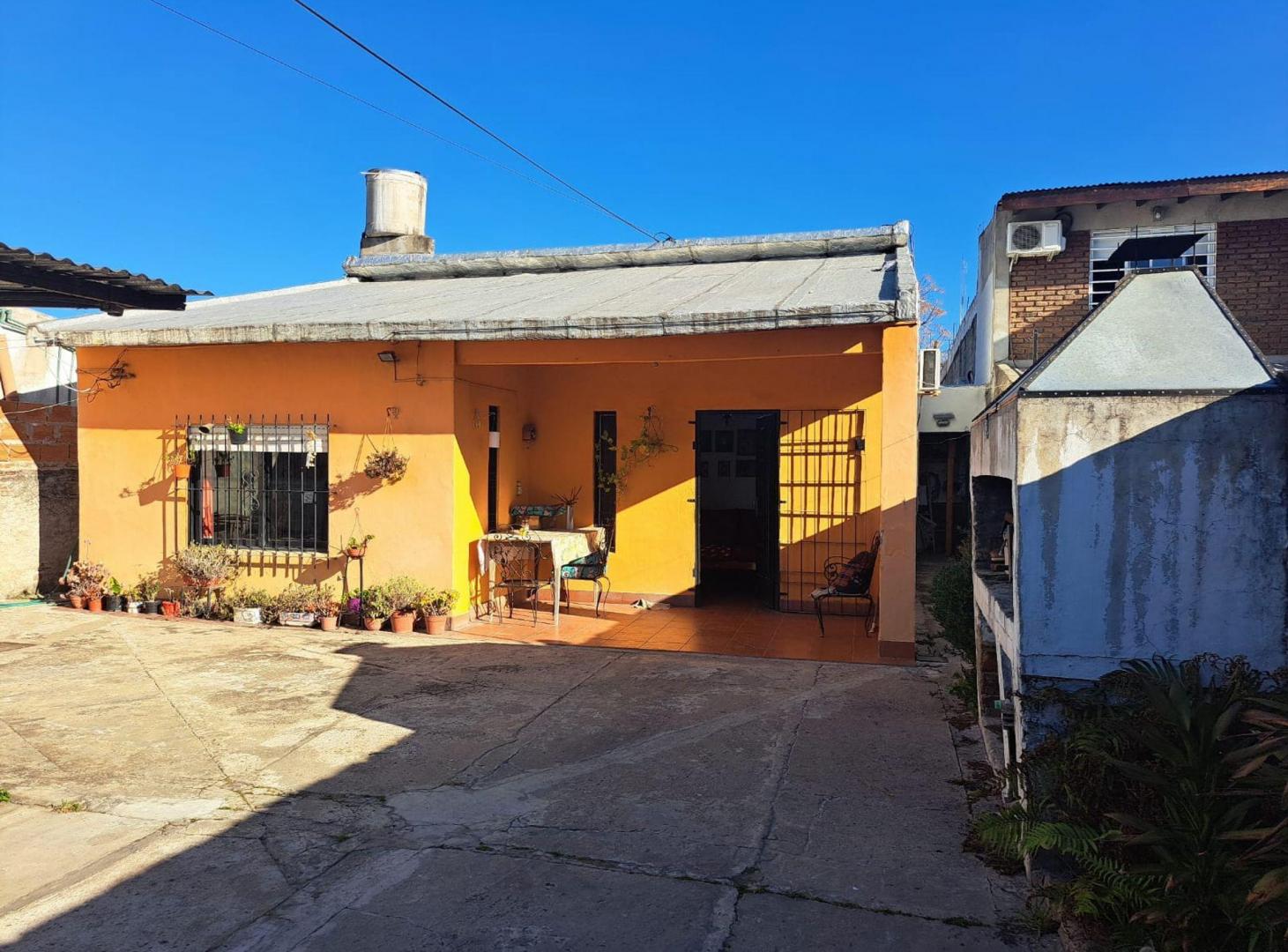 Foto de CASA 3 AMB EN VENTA EN CASTELAR CON GRAN TERRENO, imagen 3