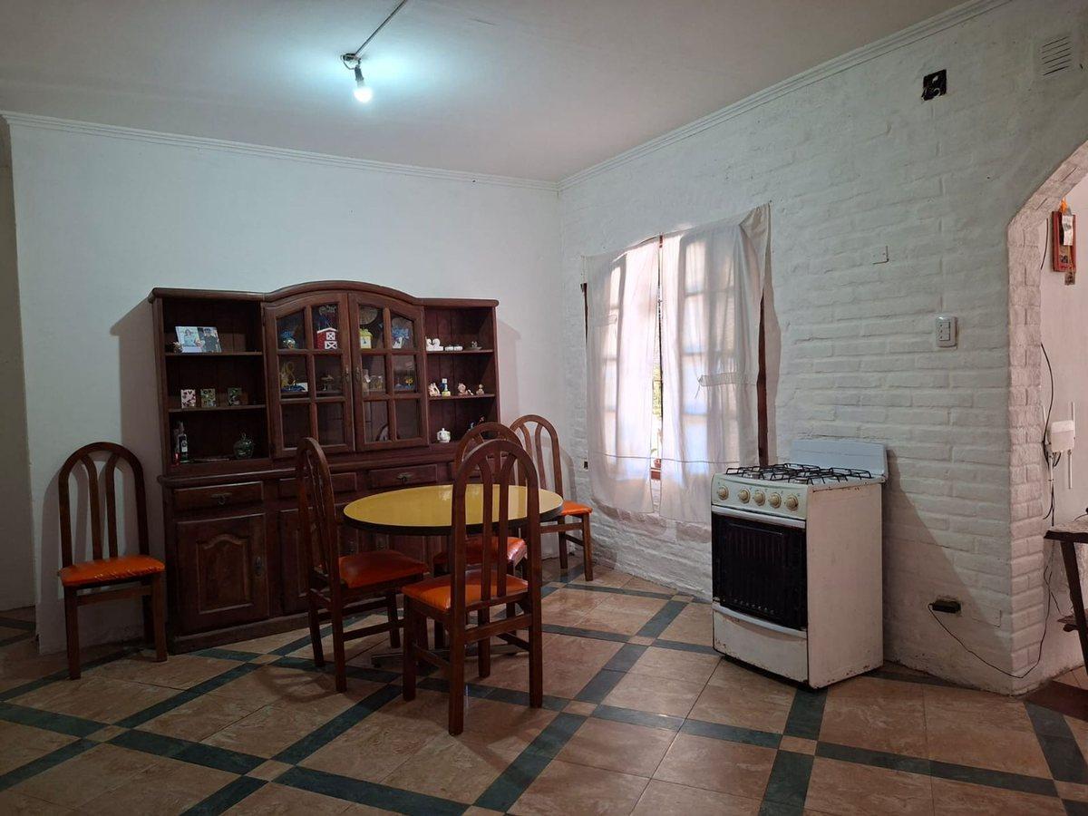 Foto de CASA 4 AMB EN VENTA EN HURLINGHAM CON AMPLIO LOTE, imagen 2