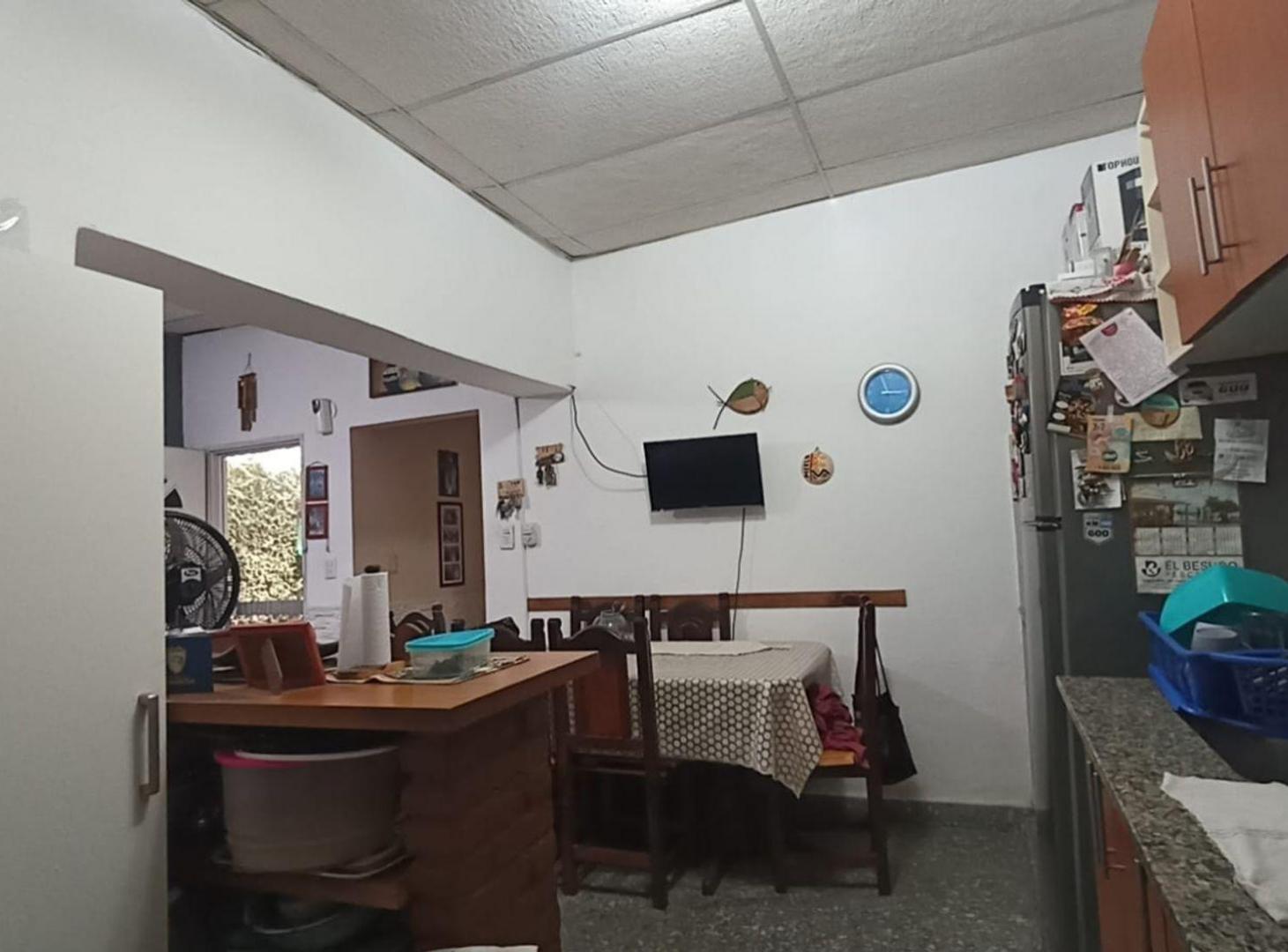 Foto de CASA AL FONDO PH PERMUTA VILLA LYNCH MÁS GALPON, imagen 1