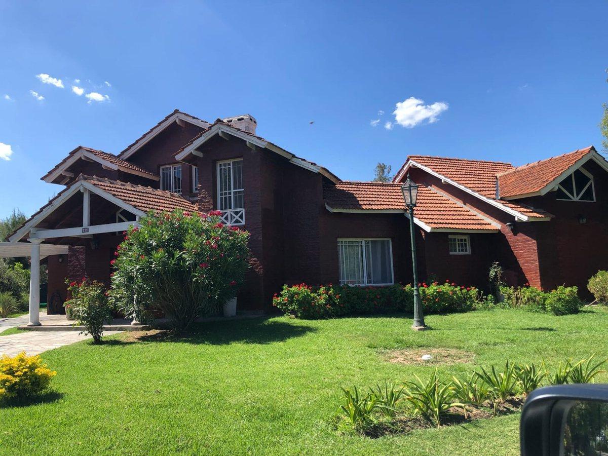Foto de CASA 6 AMB A LA VENTA EN PILAR IMPECABLE ESTADO, imagen 1