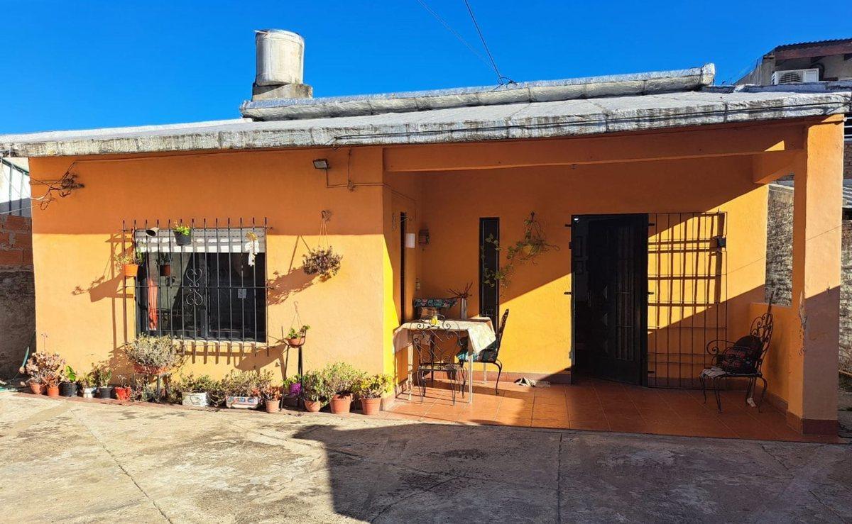 Foto de CASA 3 AMB EN VENTA EN CASTELAR CON GRAN TERRENO, imagen 2