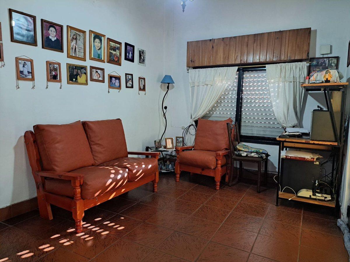 Foto de CASA 3 AMB EN VENTA EN CASTELAR CON GRAN TERRENO, imagen 1