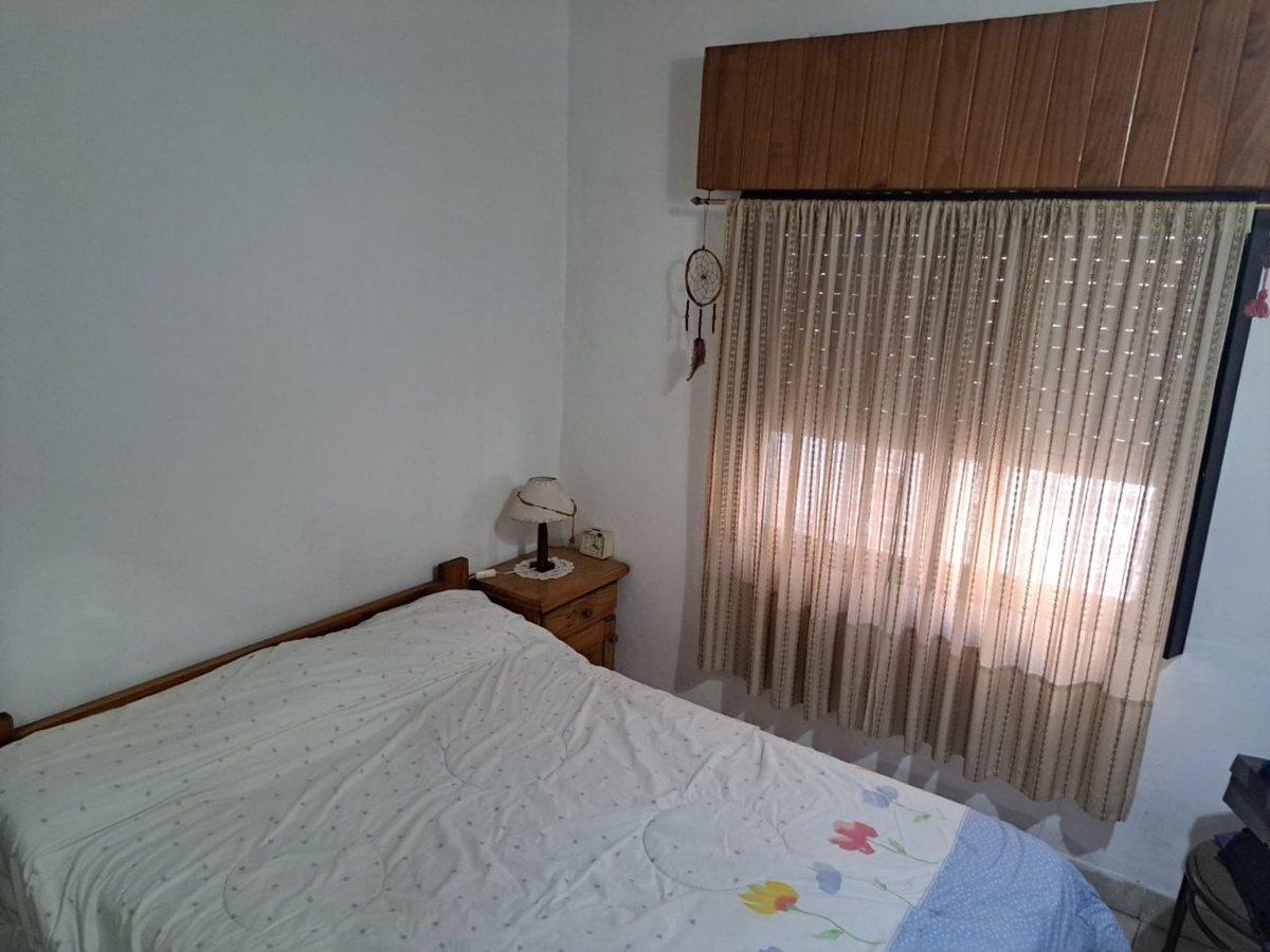 Foto de CASA 3 AMB EN VENTA EN CASTELAR CON GRAN TERRENO, imagen 5