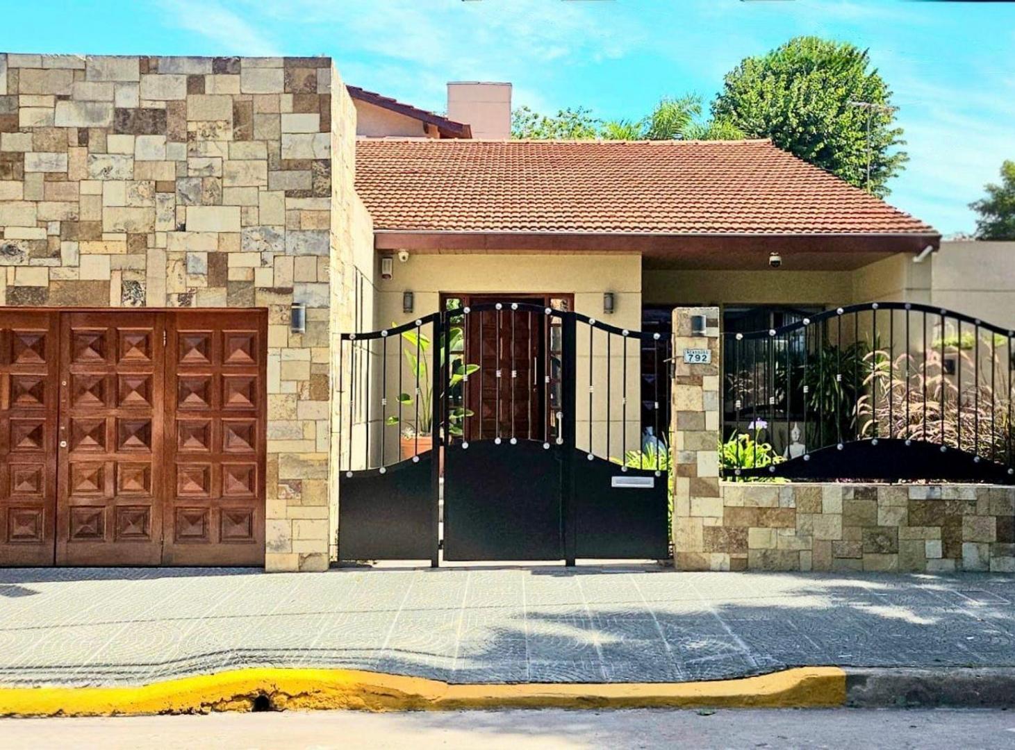 Foto de Venta casa 7 ambientes - Pileta - San Isidro, imagen 2