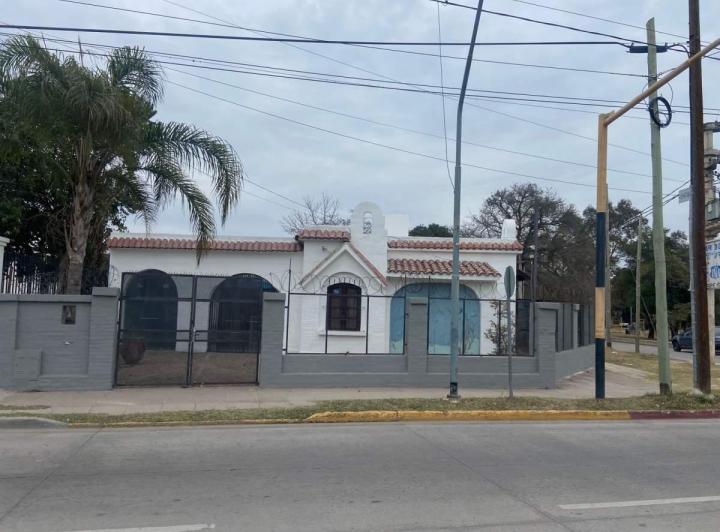 ALQUILER COMERCIAL FRENTE PLAZA ARGUELLO 2