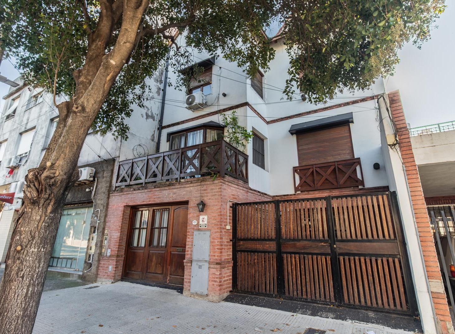 Triplex de Categoría en Villa del Parque con Patio y Ambientes Súper Luminosos