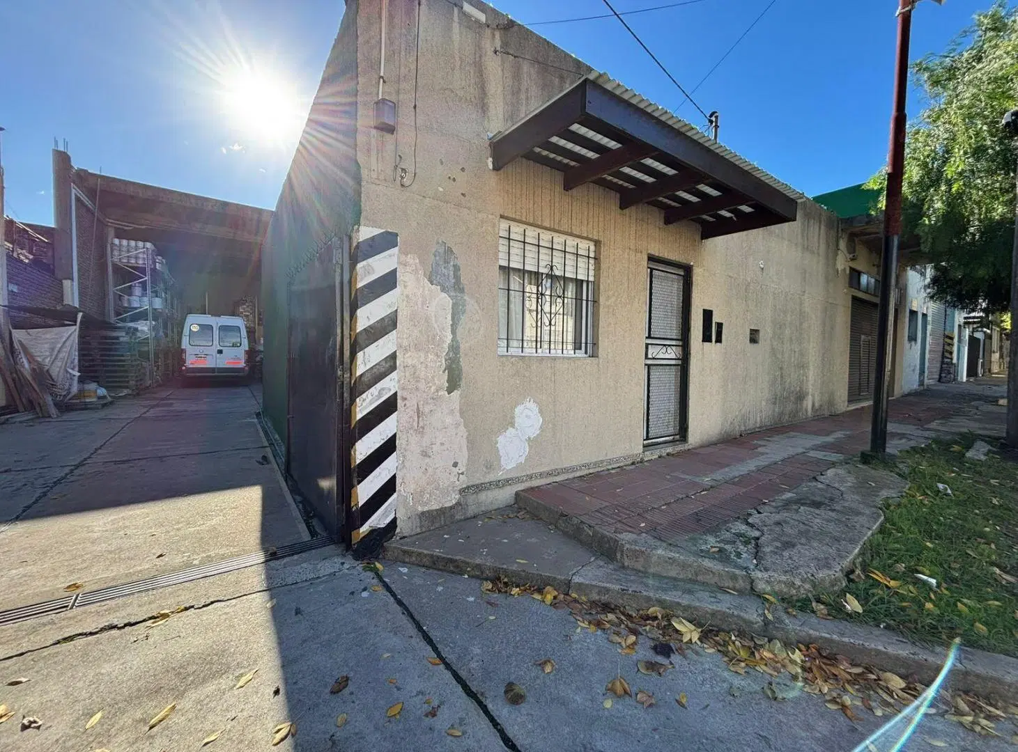 Depósito con local comercial, oficinas y acceso para camiones en Haedo - Zona industrial 8