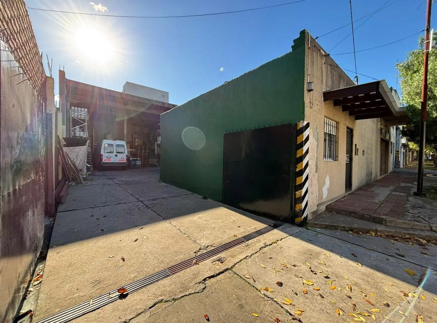Depósito con local comercial, oficinas y acceso para camiones en Haedo - Zona industrial 4